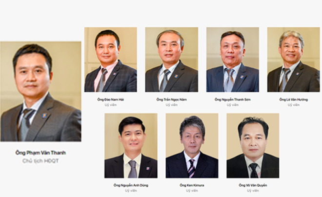 Chín người đàn ông mặc vest trong một bức ảnh nhóm.