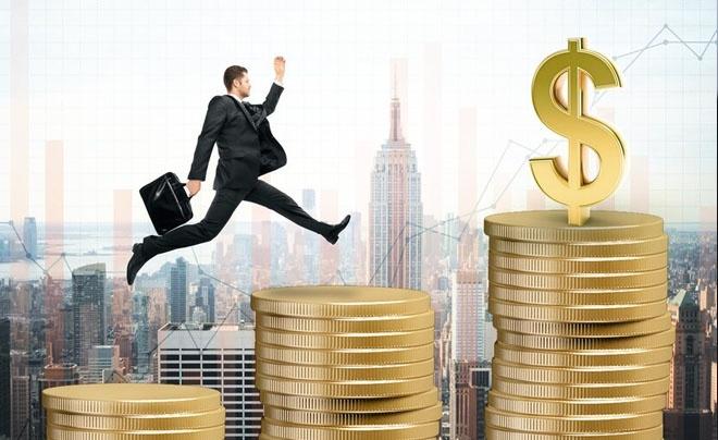 Người đàn ông nhảy qua chồng tiền xu với biểu tượng đô la trên nền tòa nhà thành phố.