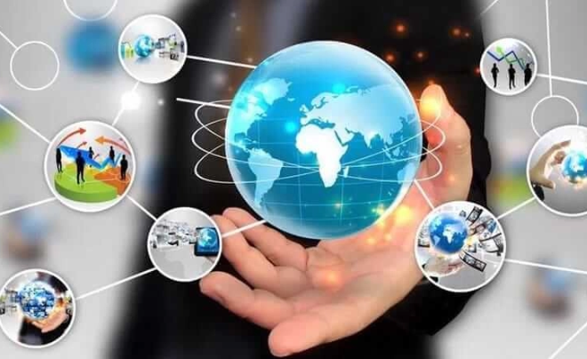 Hình ảnh bàn tay cầm quả địa cầu với các biểu tượng công nghệ và kinh doanh xung quanh.