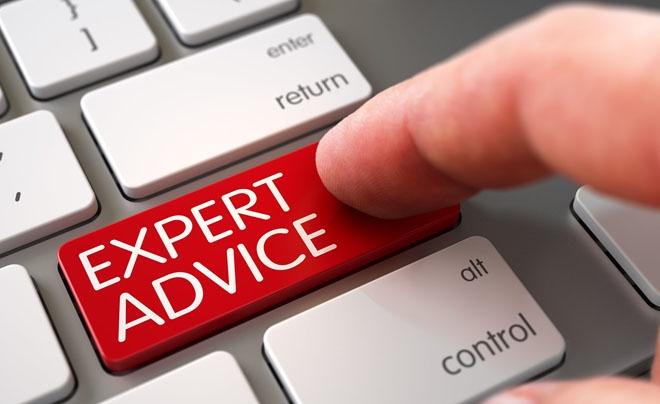 Ngón tay nhấn vào nút màu đỏ với dòng chữ "EXPERT ADVICE" trên bàn phím.