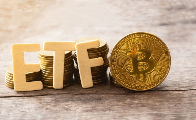 ETF và Bitcoin trên nền gỗ.