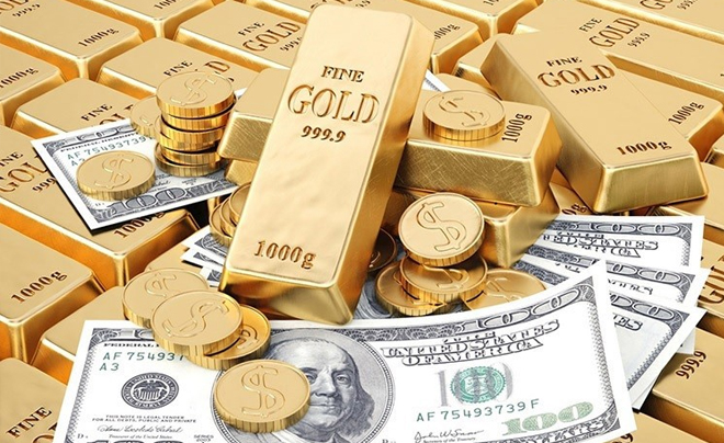 Các thỏi vàng, đồng xu và tiền đô la Mỹ được xếp chồng lên nhau, tạo thành một hình ảnh về sự giàu có.