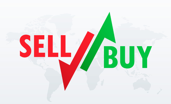 Chữ "SELL" màu đỏ với mũi tên xuống, "BUY" màu xanh với mũi tên lên, nền bản đồ thế giới.