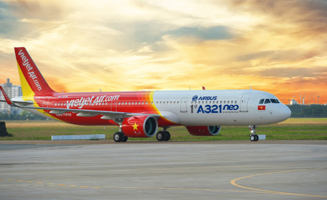 Máy bay Airbus A321neo của VietJet Air đang đỗ trên đường băng trong ánh hoàng hôn.