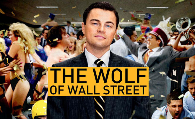 Một người đàn ông mặc vest đứng trước đám đông đang ăn mừng, với dòng chữ "The Wolf of Wall Street" nổi bật.