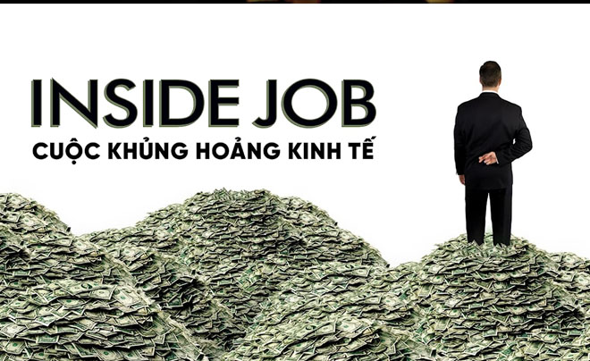 Người đàn ông đứng trên đống tiền lớn, phía sau là tiêu đề "Inside Job: Cuộc Khủng Hoảng Kinh Tế".