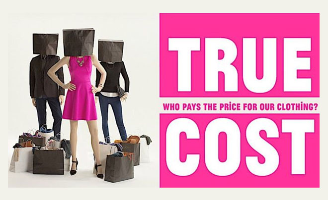 Ba người đeo túi giấy đứng cạnh nhau với nhiều túi mua sắm, bên cạnh là dòng chữ "True Cost".