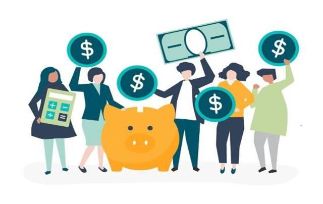 Nhóm người đứng quanh con heo đất vàng, cầm biểu tượng tiền và máy tính.