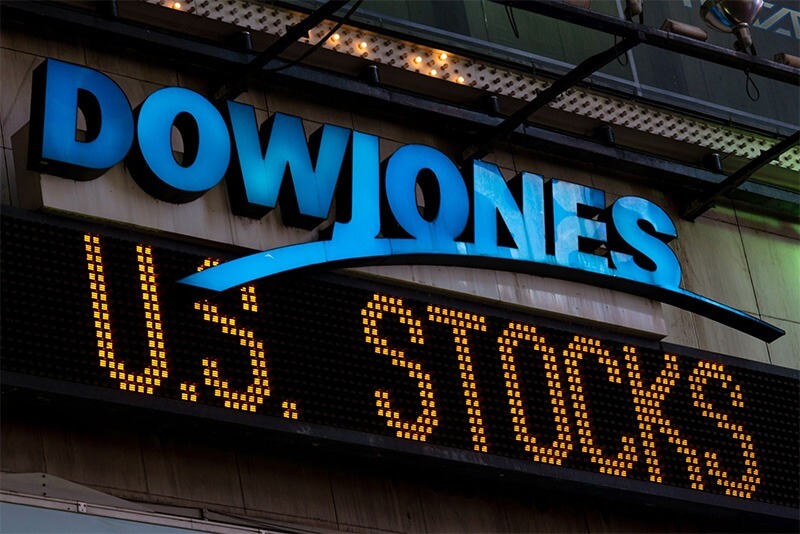 Biển hiệu "DOW JONES" và dòng chữ "U.S. STOCKS" trên màn hình điện tử ngoài trời.