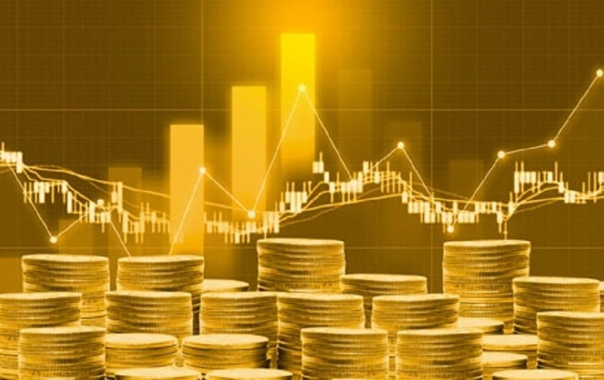 Hình ảnh biểu đồ tài chính với các cột tiền xu vàng phía trước, thể hiện xu hướng kinh tế.