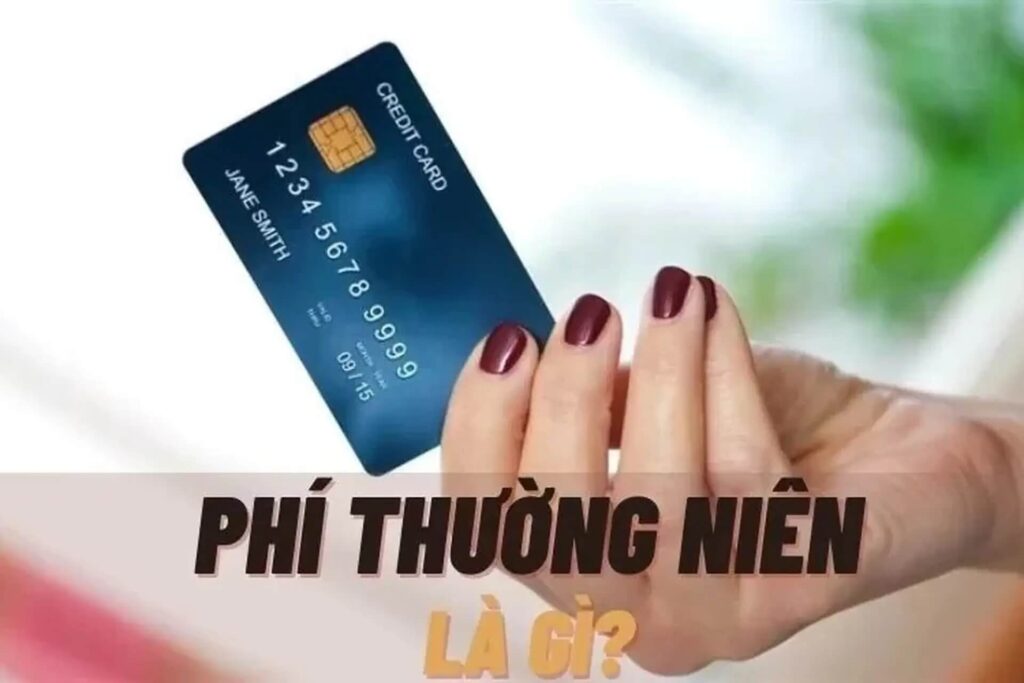 Tay cầm thẻ tín dụng màu xanh, bên dưới là dòng chữ "Phí thường niên là gì?"