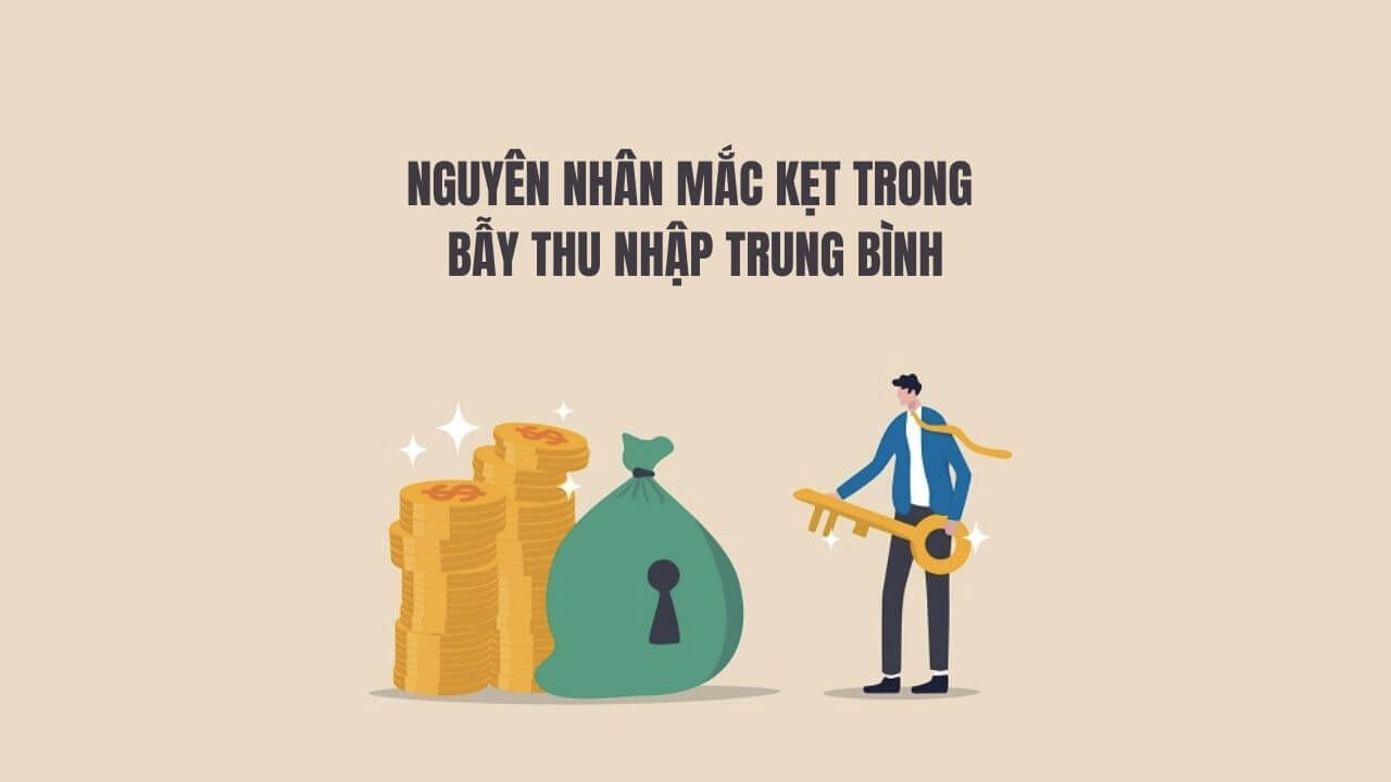 Người cầm chìa khóa lớn, đối diện chồng tiền và túi có ổ khóa, nền chữ về bẫy thu nhập trung bình.