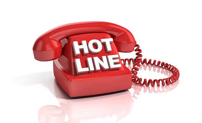 Điện thoại bàn màu đỏ với dòng chữ "HOT LINE" nổi bật trên thân máy.