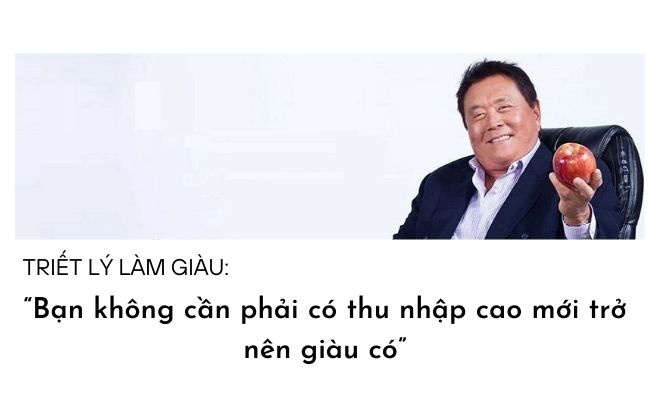 Người đàn ông ngồi trên ghế, cầm quả táo, với câu nói về triết lý làm giàu: "Bạn không cần thu nhập cao mới giàu có".