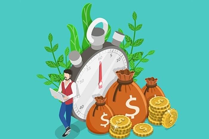 Minh họa một người đứng cạnh đồng hồ bấm giờ lớn, xung quanh là túi tiền và đồng xu, biểu trưng cho thời gian và tiền bạc.