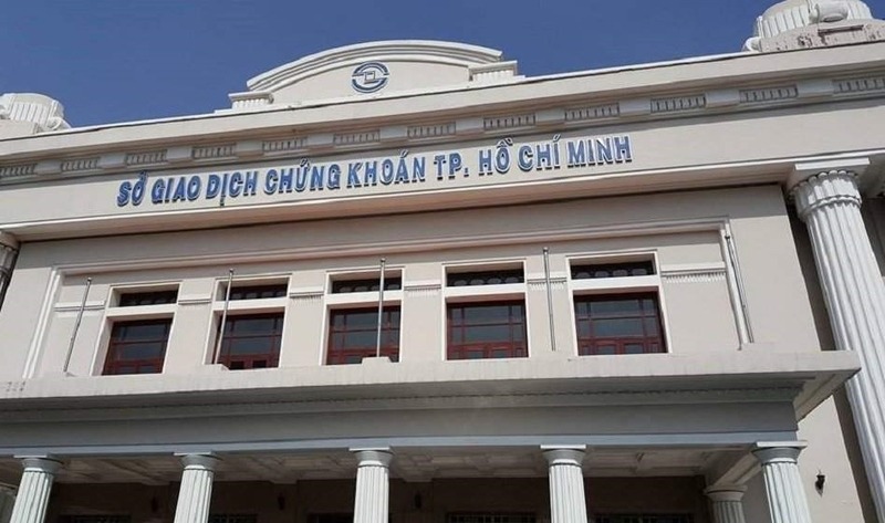 Tòa nhà cổ điển với cột trụ và dòng chữ "Sở Giao Dịch Chứng Khoán TP. Hồ Chí Minh" trên mặt tiền.