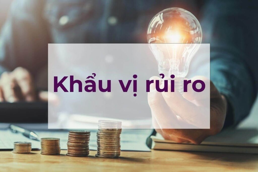 Bàn tay cầm bóng đèn sáng, phía trước là các chồng tiền xu và văn bản "Khẩu vị rủi ro".