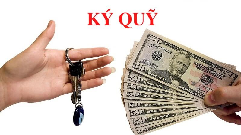 Một tay cầm chìa khóa, tay kia cầm xấp tiền đô la Mỹ, với chữ "KÝ QUỸ" in đậm màu đỏ phía trên.