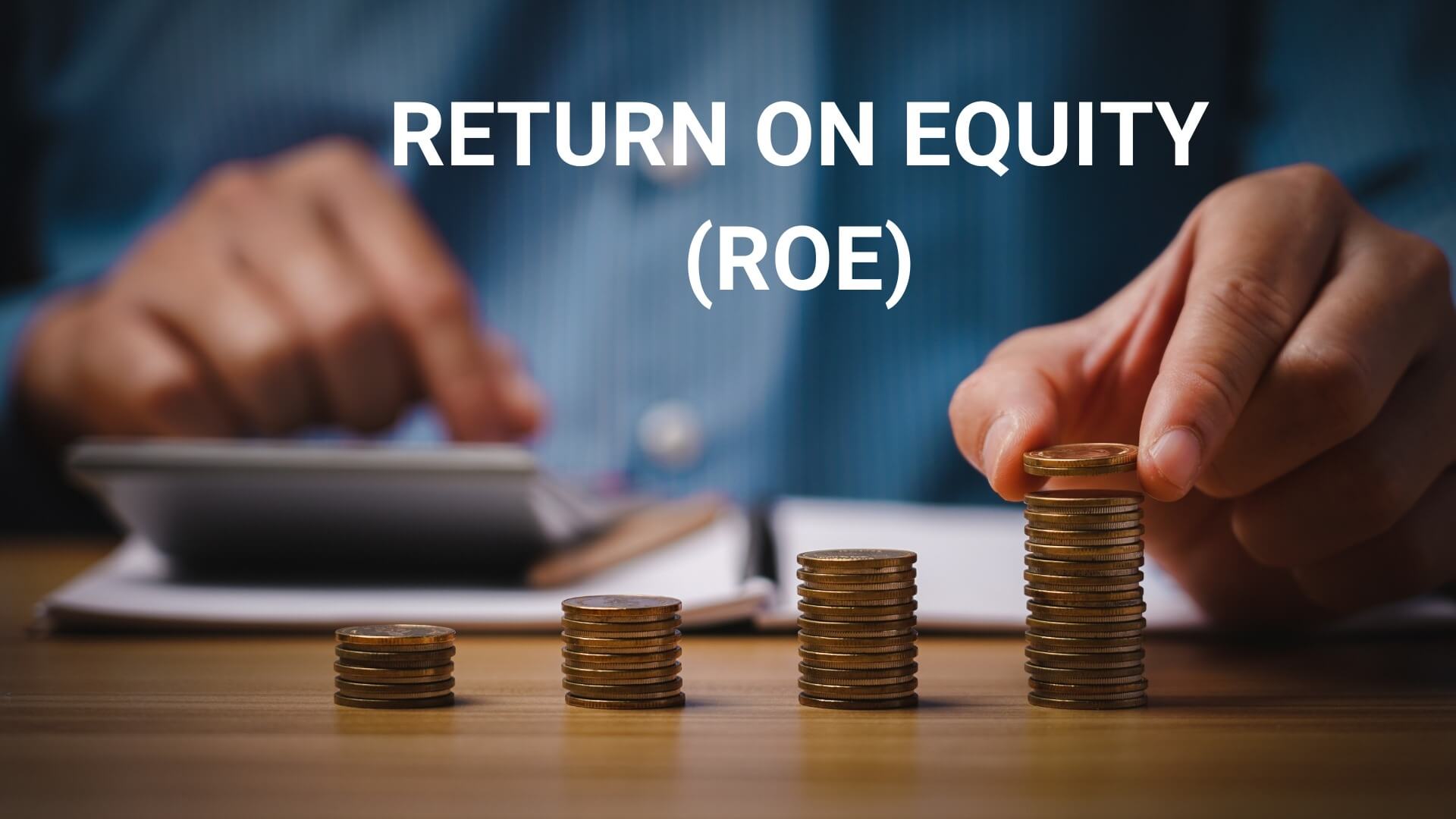 Người đang sử dụng máy tính bảng, phía trước là các chồng tiền xu tăng dần, có chữ "Return on Equity (ROE)".