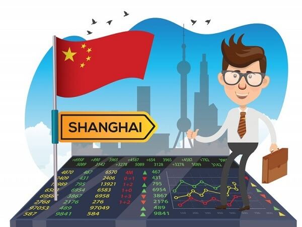 Hình minh họa một người đứng trên sàn giao dịch chứng khoán, có cờ Trung Quốc và biển chỉ dẫn Thượng Hải.