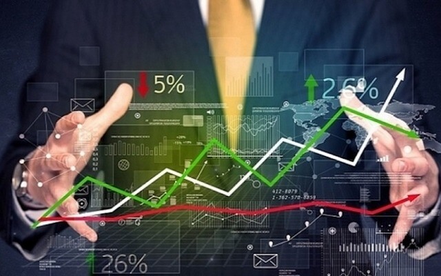 Người mặc vest đang điều khiển biểu đồ tài chính với các mũi tên và số liệu thống kê trên nền công nghệ.
