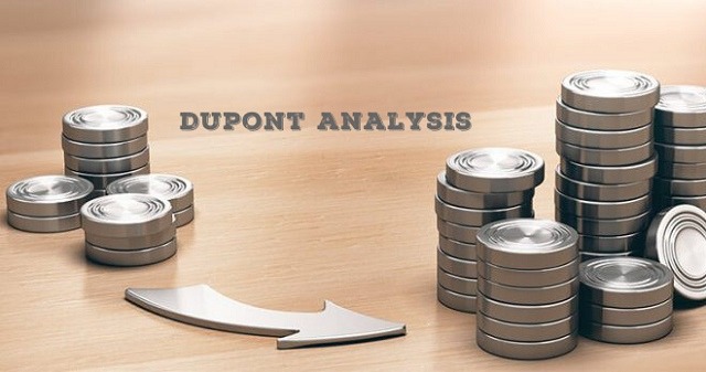 Các chồng tiền xu với mũi tên chỉ hướng và chữ "Dupont Analysis" trên nền gỗ.