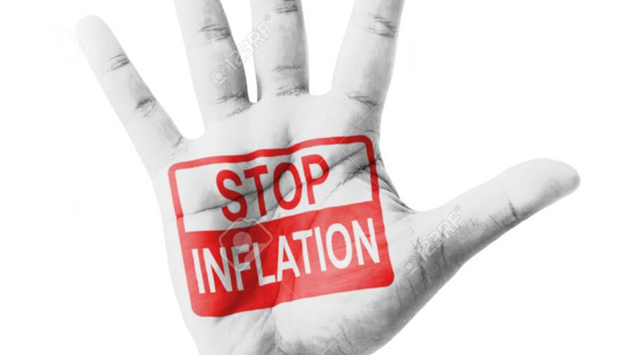 Bàn tay giơ lên với dòng chữ "STOP INFLATION" màu đỏ trên lòng bàn tay, nền trắng.