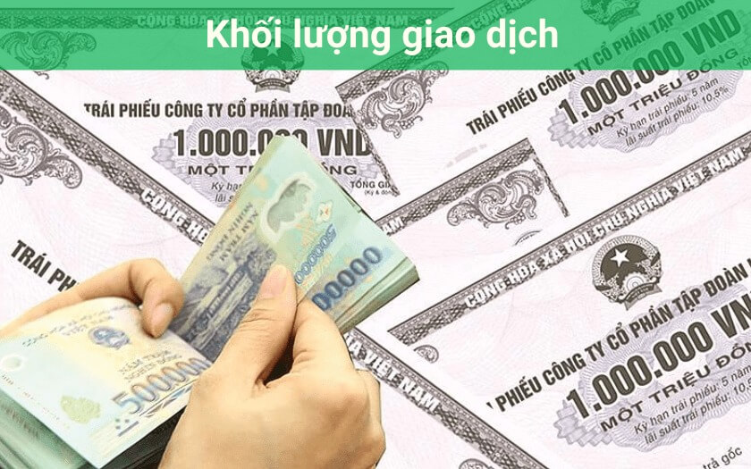 Một người đếm tiền trước nền các tờ trái phiếu, với chữ "Khối lượng giao dịch" ở phía trên.