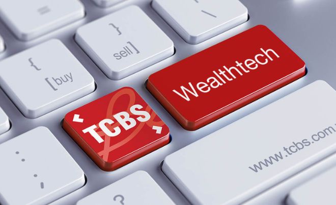 Bàn phím máy tính với hai phím màu đỏ có chữ "TCBS" và "Wealthtech", xung quanh là các phím màu trắng.