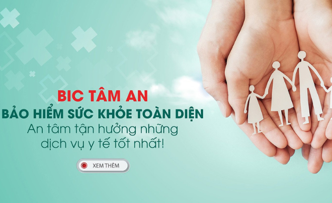 Hình ảnh hai bàn tay nâng đỡ các hình cắt giấy của một gia đình, kèm dòng chữ về bảo hiểm sức khỏe toàn diện.
