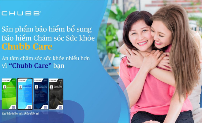 Hai người phụ nữ ôm nhau trên ghế, bên cạnh là thông tin về sản phẩm bảo hiểm Chubb Care.