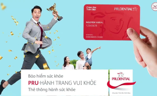 Người cầm cúp, bên cạnh là hình một gia đình và thẻ bảo hiểm đỏ từ Prudential, nền có nhiều hạt kim tuyến.