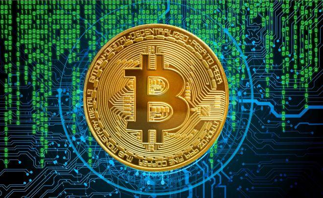 Hình ảnh một đồng tiền Bitcoin vàng trên nền mã số xanh, biểu trưng cho tiền điện tử và công nghệ blockchain.