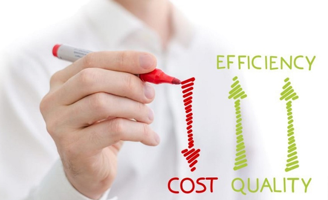 Người cầm bút viết các mũi tên và từ "COST", "EFFICIENCY", "QUALITY" trên bảng trắng.