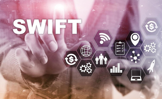 Người đang chạm vào màn hình hiển thị chữ "SWIFT" và các biểu tượng công nghệ liên quan.