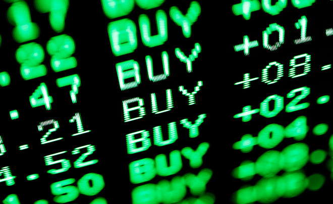 Màn hình hiển thị dữ liệu tài chính với chữ "BUY" màu xanh lá cây và các con số.
