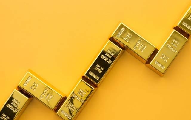 Các thỏi vàng xếp thành hình zigzag trên nền màu vàng.