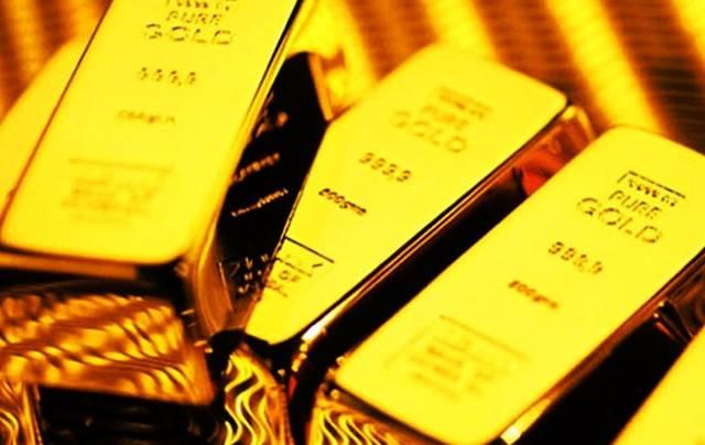 Các thỏi vàng xếp chồng lên nhau, với bề mặt sáng bóng và khắc chữ thể hiện độ tinh khiết.