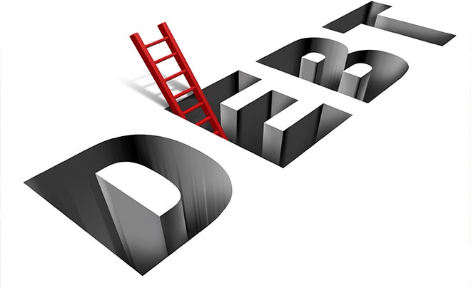 Chữ "Debt" 3D trông như rãnh sâu, với một chiếc thang đỏ đặt vào chữ "b".