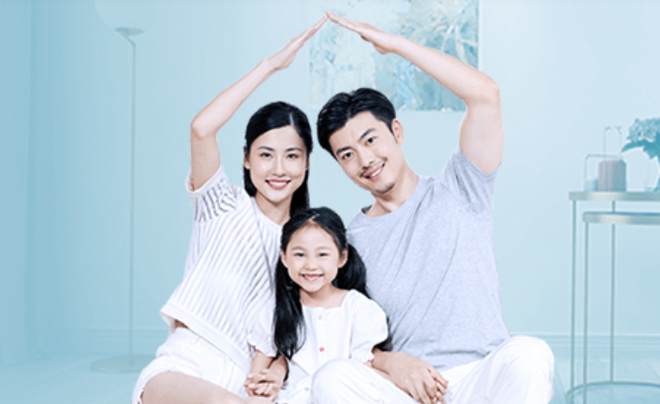 Gia đình ba người đang ngồi trong phòng khách với người lớn tạo hình mái nhà trên đầu bé gái.