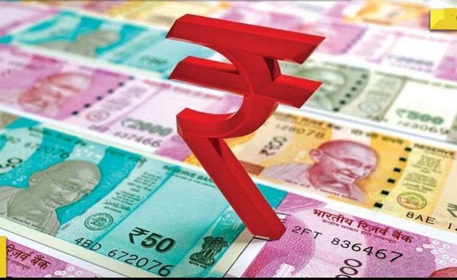 Biểu tượng đồng rupee 3D màu đỏ nổi bật trên nền các tờ tiền giấy nhiều mệnh giá và màu sắc khác nhau.