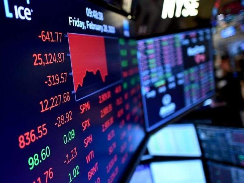 Bảng điện tử hiển thị số liệu thị trường chứng khoán với các chỉ số và màu sắc khác nhau.