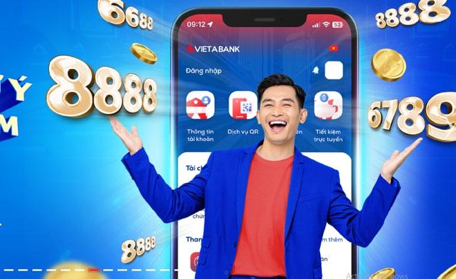 Người đàn ông mặc áo xanh đứng trước màn hình điện thoại với ứng dụng ngân hàng, xung quanh có số và đồng xu.