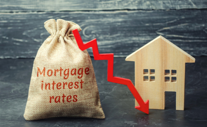 Túi vải có chữ "Mortgage interest rates" bên cạnh mô hình ngôi nhà gỗ và mũi tên đỏ chỉ xuống.