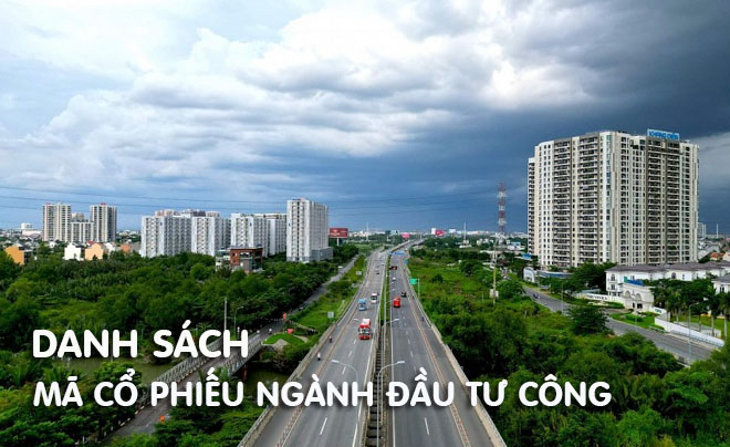 Đường cao tốc với xe cộ chạy, hai bên là cây xanh và các tòa nhà cao tầng dưới bầu trời nhiều mây.