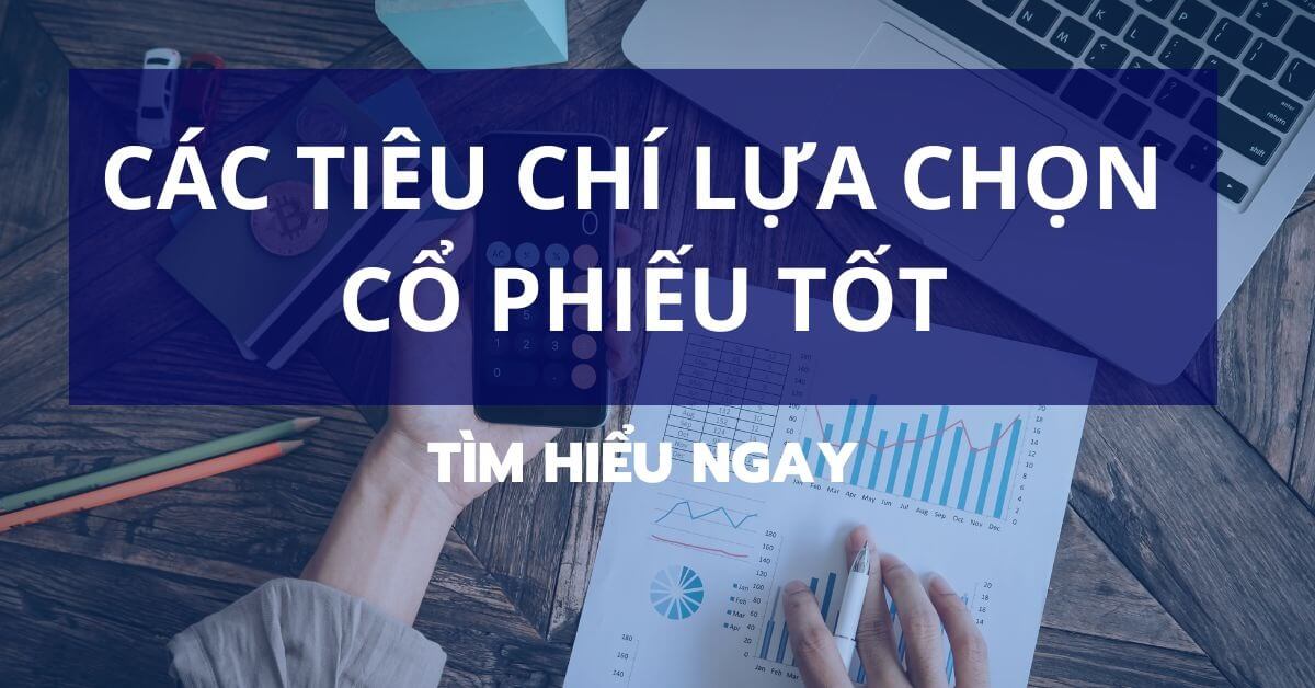 Người đang cầm điện thoại và bút, trước máy tính xách tay và biểu đồ, với văn bản về tiêu chí chọn cổ phiếu.