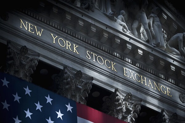 Mặt tiền của Sàn giao dịch Chứng khoán New York với lá cờ Mỹ phía dưới.