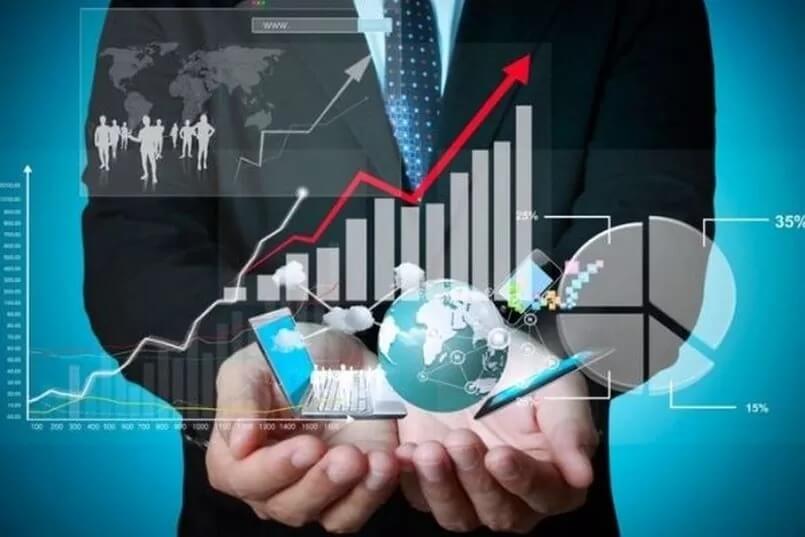 Doanh nhân cầm biểu đồ phân tích dữ liệu và đồ thị tăng trưởng công nghệ trong tay.