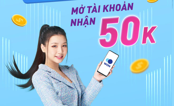 Người cầm điện thoại hiển thị ứng dụng, bên cạnh là thông điệp khuyến mãi "Mở tài khoản nhận 50k" trên nền xanh.