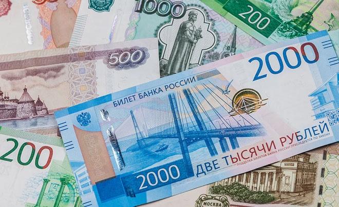 Tiền giấy Nga với mệnh giá khác nhau, bao gồm tờ 2000 rúp, được xếp chồng lên nhau.